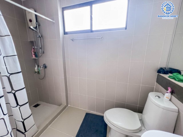 ทาวน์เฮ้าส์มือสอง ม.บ้านกลางเมือง นวมินทร์42 แบรนด์ AP เนื้อที่ 18.1 ตร.ว. มาพร้อมฟังก์ชัน 3 ห้องนอน 3 ห้องน้ำ 2 ที่จอดรถ แถมฟรี !!! เครื่องปรับอากาศ 4 เครื่อง และเครื่องทำน้ำอุ่น 2 เครื่อง สภาพแวดล้อมเยี่ยม ทำเลดีเชื่อมต่อ ถ.รามอินทรา, ถ.เกษตร-นวมินทร์ ใกล้รถไฟฟ้าสายสีชมพู "สถานีนพรัตน์" และทางด่วน ฉลองรัช…